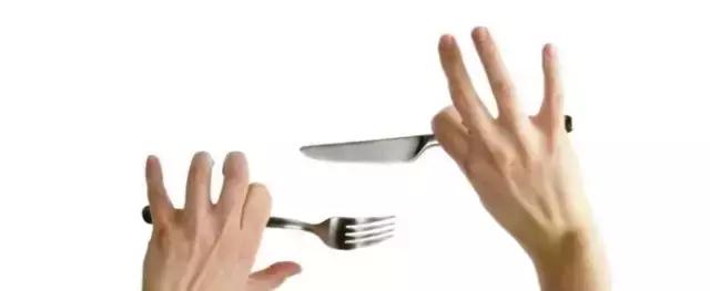 刀叉的正确拿法左右手（标准西餐刀叉使用方法）