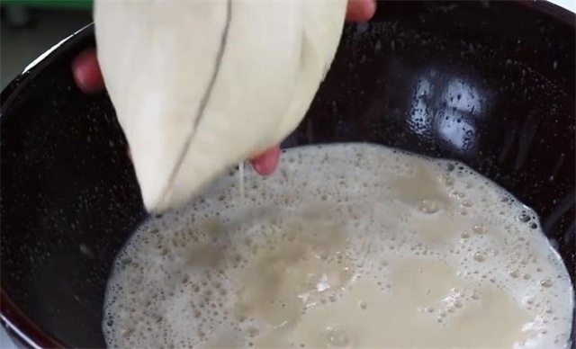 红薯淀粉怎么做（手把手教你在家纯手工制作）(图4)